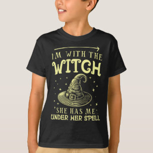 Camiseta Estou com a bruxa que ela me tem sob sua feiticeir