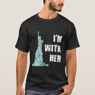 Camiseta Estou com a estátua da liberdade dela