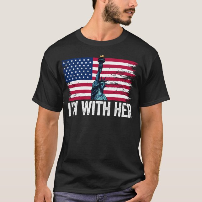 Camiseta Estou Com a Estátua da Liberdade Dela (Frente)