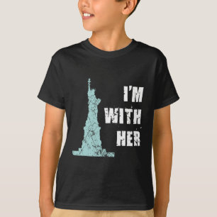 Camiseta Estou com a estátua da liberdade dela