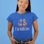 Camiseta Estou com Kamala Harris Butterfly Women's<br><div class="desc">Estou com a camiseta de mistura tripla das mulheres dela. Apoie Kamala Harris para o presidente. Linda borboleta de bandeira americana com flores bonito para um democrata que gosta de designs políticos bonitinhos.</div>