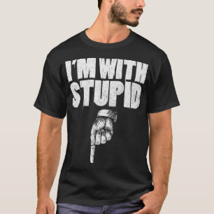 Camiseta Estou com um idiota apontando o dedo para baixo.