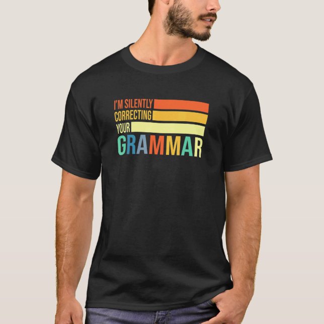 Camiseta Estou Corrigindo Silentemente Sua Gramática Encant (Frente)