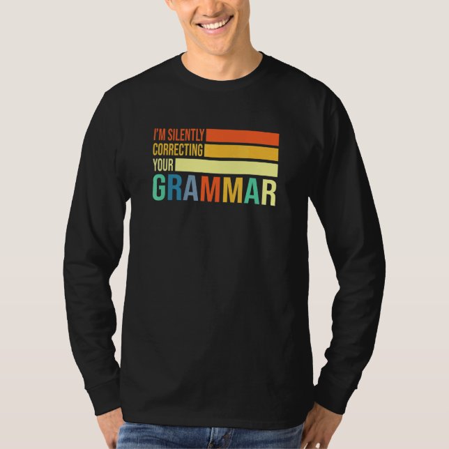Camiseta Estou Corrigindo Silentemente Sua Gramática Encant (Frente)