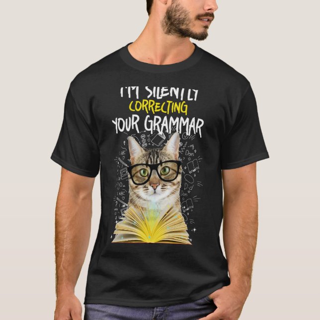 Camiseta Estou Corrigindo Sua Gramática Silenciosamente - G (Frente)