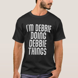 Camiseta Estou Debbie fazendo Debbie coisas engraçadas, dia