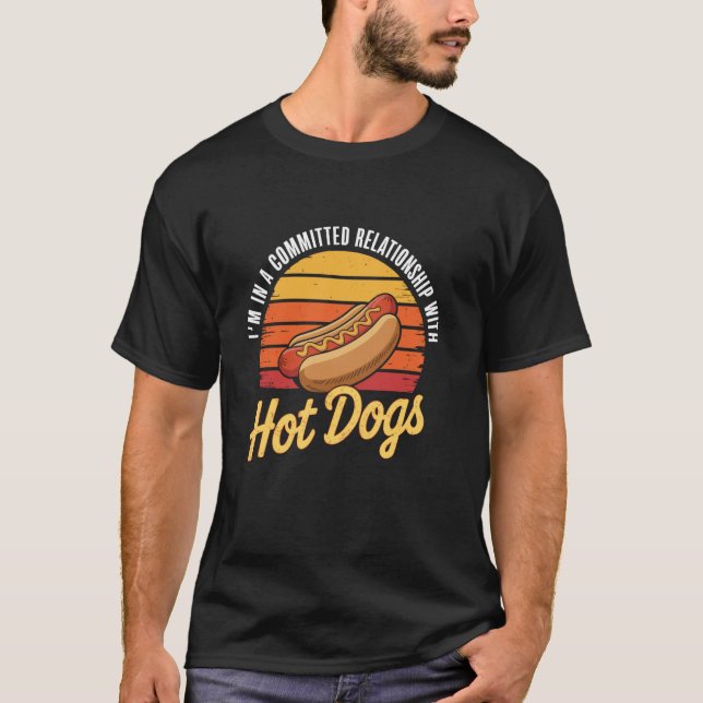 Camiseta Estou em um relacionamento comprometido com Hot Do (Frente)
