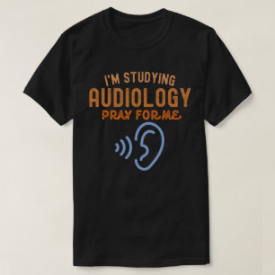 Camiseta Estou estudando audiologia. Reze por mim