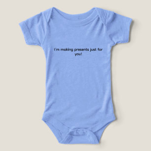 Camiseta Estou fazendo presentes só para você! bebê de uma