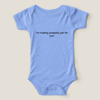 Camiseta Estou fazendo presentes só para você! bebê de uma