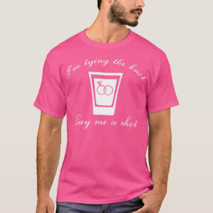 Camiseta Estou Fazendo Um Nó Compre-me Um Tiro 1