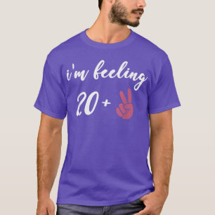 Camiseta Estou me sentindo 22 divertida e bonitinha com 22