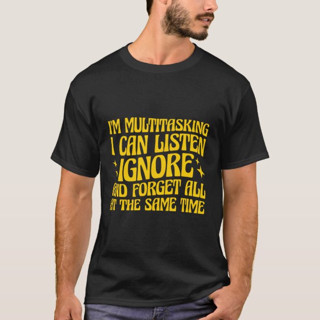 Camiseta Estou Multitarefa Que Posso Ouvir Ignorar E Esquec (Frente)