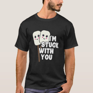 Camiseta Estou preso com você Marshmallow Campfire Roasting