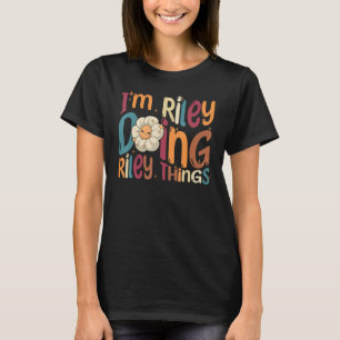 Camiseta Estou Riley Fazendo Coisas de Riley  Groovy Retro 