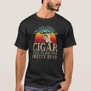 Camiseta Estou segurando um charuto, então estou Bonito ocu