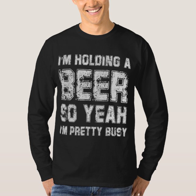 Camiseta Estou segurando uma cerveja, então estou Bonito, b (Frente)