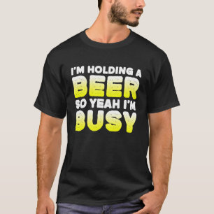 Camiseta Estou segurando uma cerveja, então estou Bonito, D