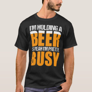 Camiseta Estou segurando uma cerveja, então estou Bonito, D
