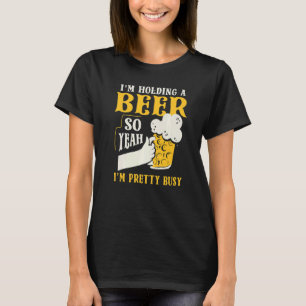 Camiseta Estou segurando uma cerveja, então estou Bonito oc