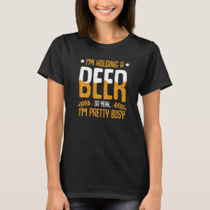 Camiseta Estou segurando uma cerveja, então estou Bonito Oc
