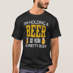 Camiseta Estou segurando uma cerveja, então estou Bonito oc