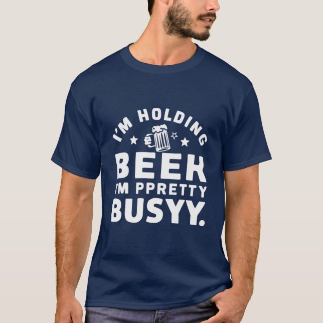 Camiseta Estou segurando uma cerveja, estou Bonito Ocupada  (Frente)