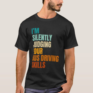 Camiseta Estou Silenciosamente A Julgar O Teu Ônibus De Con