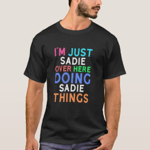 Camiseta Estou Só a Sadie Aqui Fazendo Coisas de Sadie Sadi
