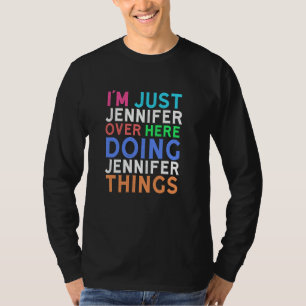 Camiseta Estou Só Jennifer Por Aqui Fazendo Coisas de Jenni