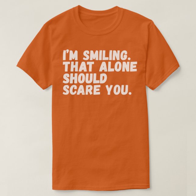 Camiseta Estou sorrindo Que só deveria assustá-lo (Frente do Design)