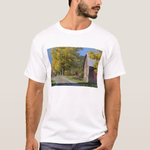 Camiseta Estrada ao lado de celeiro rural clássico/fazenda