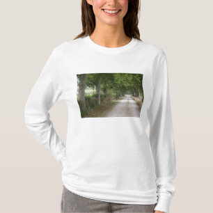 Camiseta Estrada rural de terra perto da cidade de