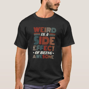 Camiseta Estranho É Um Efeito Colateral De Ser Um Sarcasmo