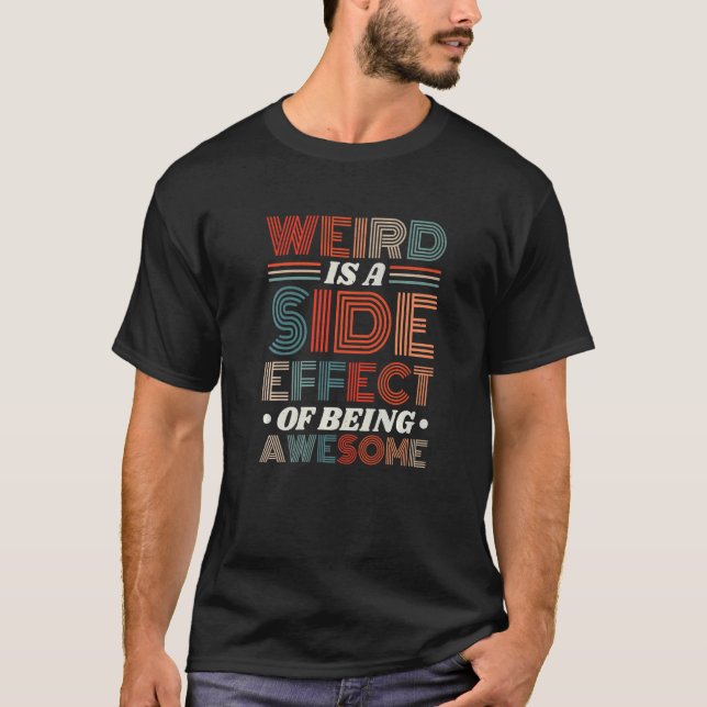 Camiseta Estranho É Um Efeito Colateral De Ser Um Sarcasmo  (Frente)