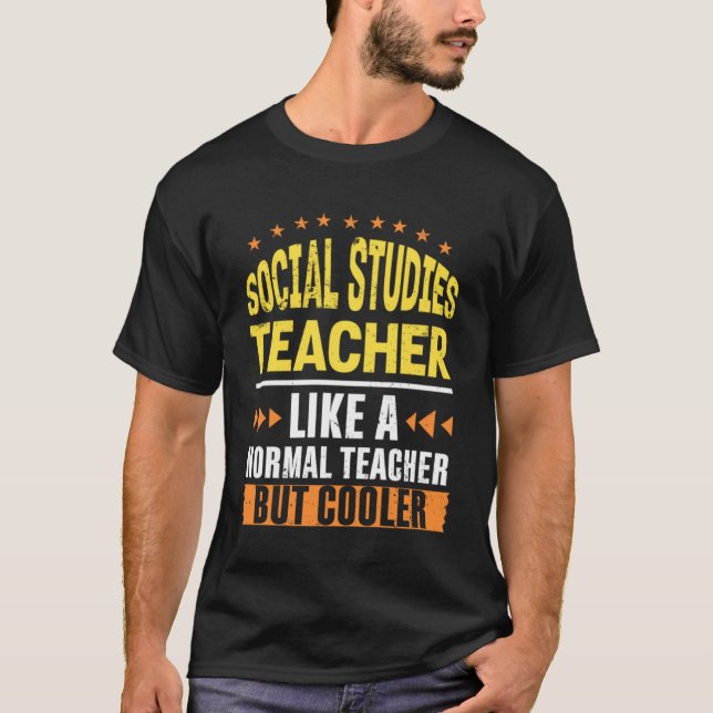 Camiseta Estudos Sociais Professora Como Professora Normal  (Frente)