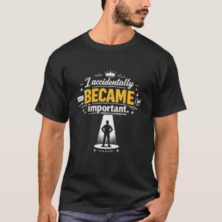 Camiseta Eu Acidentalmente Me Tornei Importante No Trabalho