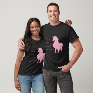 Camiseta Eu acredito no unicórnio rosa invisível.