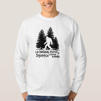 Camiseta Eu acredito que há um Squatch no T destas madeiras