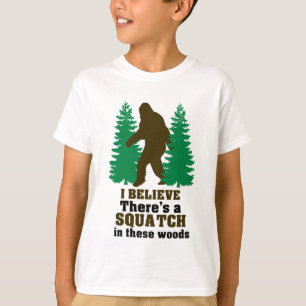 Camiseta Eu acredito que há uns SQUATCH nestas madeiras