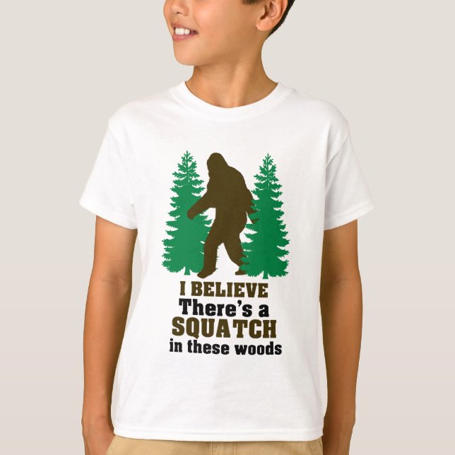 Camiseta Eu acredito que há uns SQUATCH nestas madeiras (Frente)