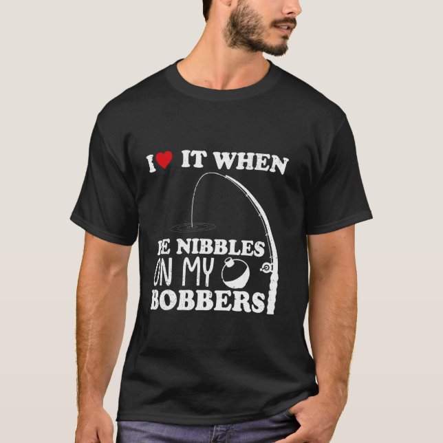 Camiseta Eu Adoro Quando Ele Morde Meus Flutuadores De Pesc (Frente)