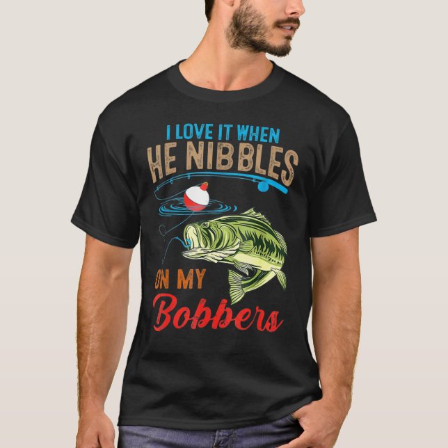 Camiseta Eu Adoro Quando Ele Morde Meus Flutuadores  Pescar (Frente)