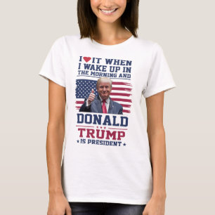 Camiseta Eu Adoro Quando Eu Acordo E Trump É Presidente Fu