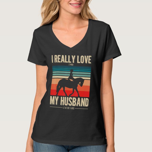 Camiseta Eu Adoro Quando Meu Marido Me Deixa Andar De Caval (Frente)