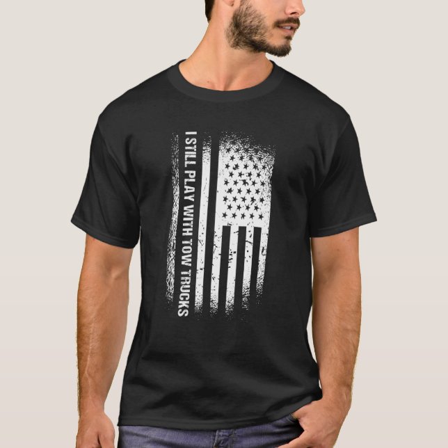 Camiseta Eu Ainda Brinco Com Dois Caminhões Com O Operador  (Frente)