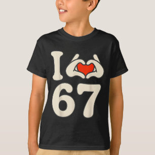 Camiseta Eu Amo 67 Design de Número de Coração de Mão Retro