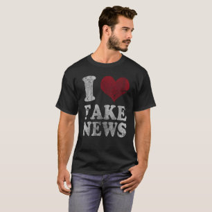 Camiseta Eu amo a notícia falsificada