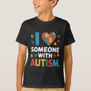 Camiseta Eu Amo Alguém Com Coração de Conscientização do Au