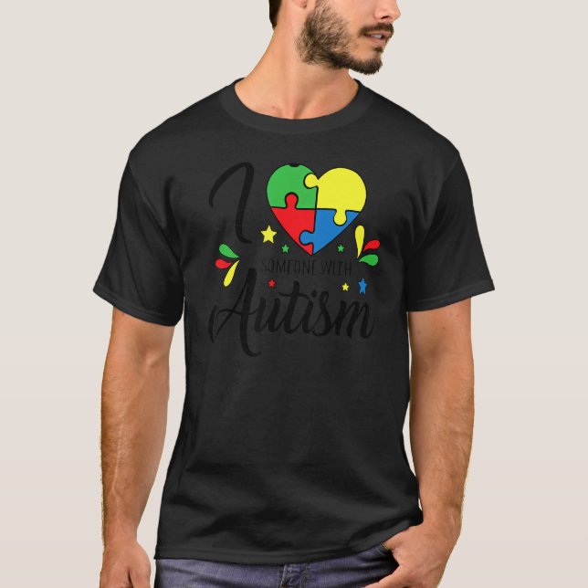 Camiseta Eu Amo Alguém Com Roupa de Conscientização do Auti (Frente)
